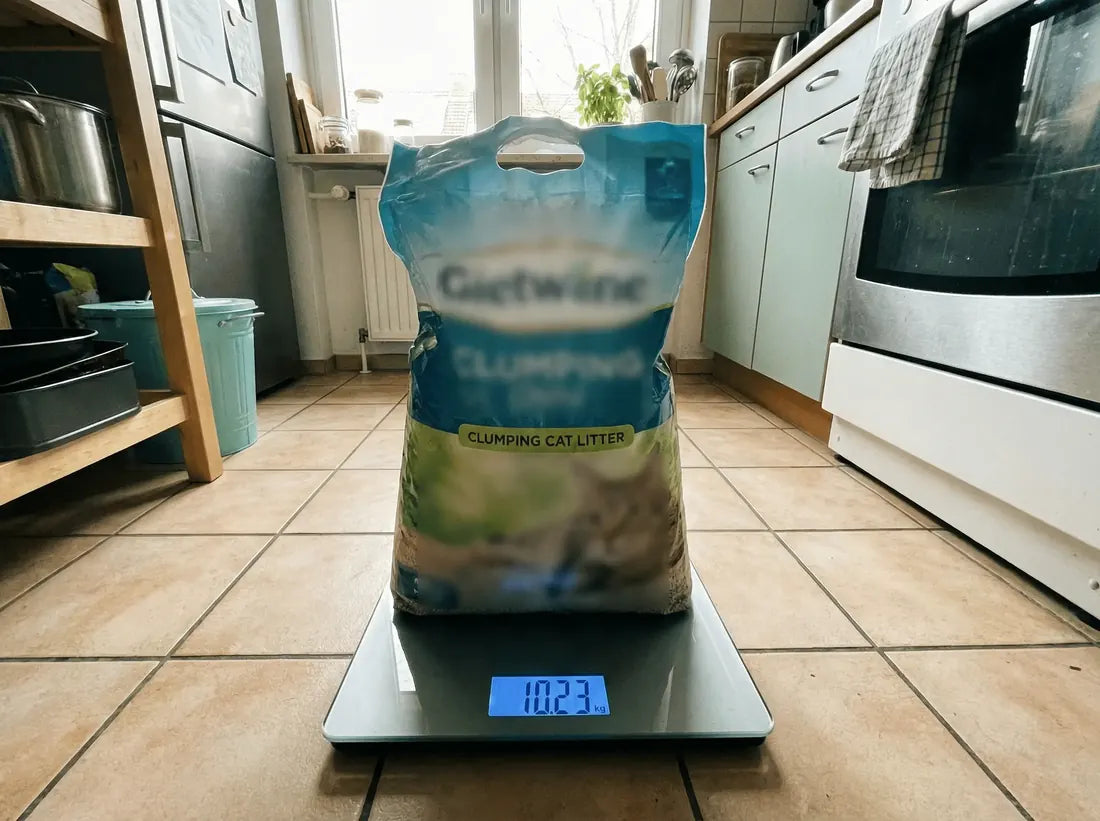 Un saco de arena aglomerante de 10 kg sobre una báscula