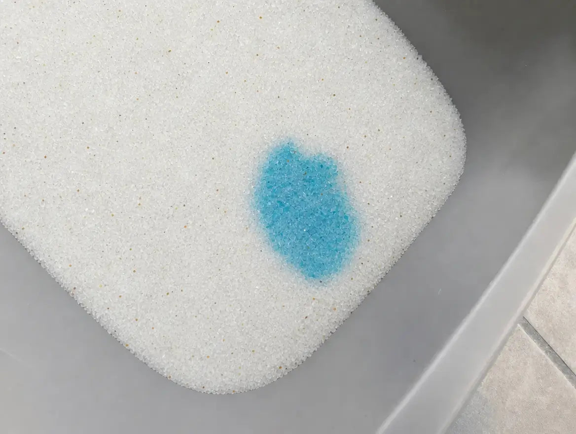 Una zona de cristales que se volvió azul en una esquina de la bandeja: la señal que me hizo ir al veterinario